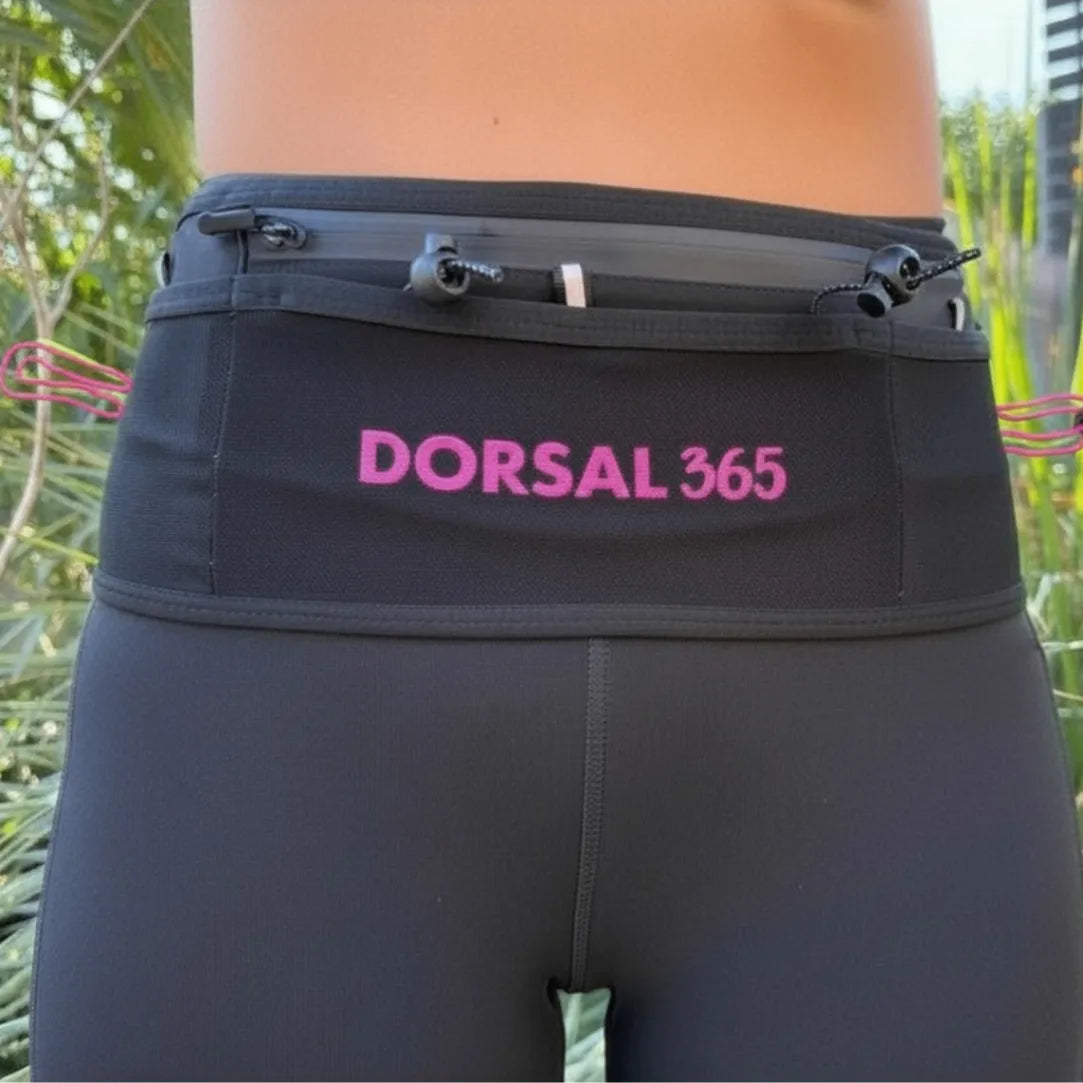 Cinturón Running New York con Portadorsal – Máxima Capacidad Fucsia
